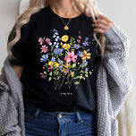 Trendy Kleurrijke Wildbloemen met Monogram T-shirt<br><div class="desc">Dit stijlvolle,  donkere T-shirt heeft een boeket  boho wilde bloemen,  in tinten blauw,  paarse,  roze en geel met mooie groene bladeren. Voeg jouw naam of monogram toe.</div>