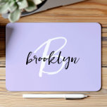 Trendy Lavendel Zwart Wit Script Monogram Muismat<br><div class="desc">Deze elegante gepersonaliseerde muismat heeft een monogram en een voornaam in modern zwart-wit script op een trendy lavendelachtergrond.</div>