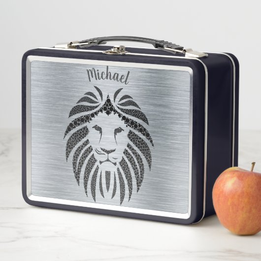 Trendy Leeuw Monogram Metaal Lunchbox (In situ)