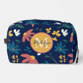 Trendy levendig bloemenpatroon op blauw monogram toilettasje (Voorkant)