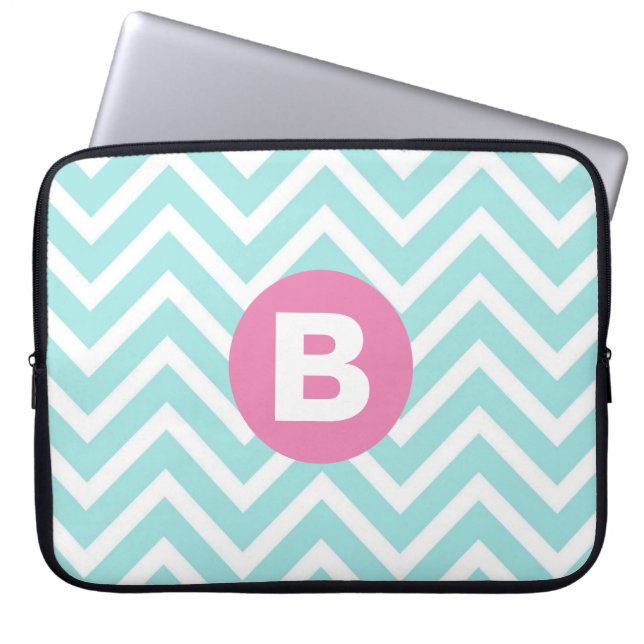 Trendy Lichtblauwe Chevron Roze Monogram Laptop Sleeve (Voorkant)
