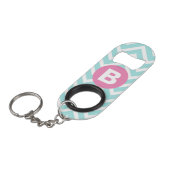 Trendy Lichtblauwe Chevron Roze Monogram Mini Flessenopener (Voorkant Gekanteld)