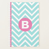 Trendy Lichtblauwe Chevron Roze Monogram Planner (Voorkant)