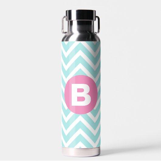 Trendy Lichtblauwe Chevron Roze Monogram Waterfles (Voorkant)