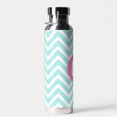 Trendy Lichtblauwe Chevron Roze Monogram Waterfles (Rechts)