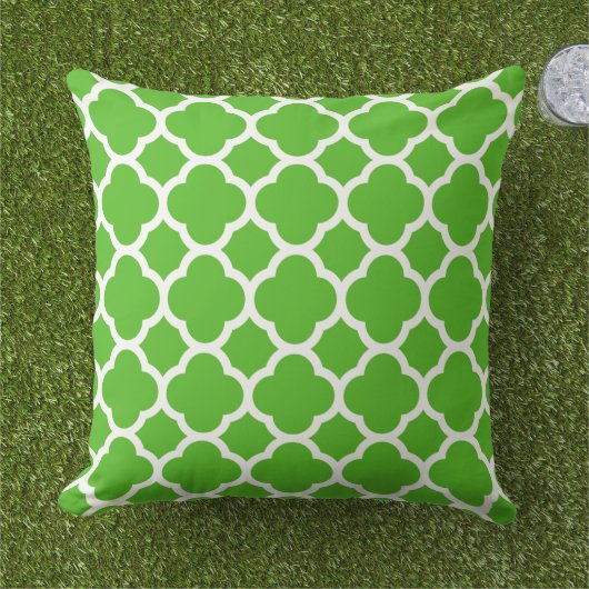 Trendy Lime Green Quatrefoil Pattern Buitenkussen (Gras)