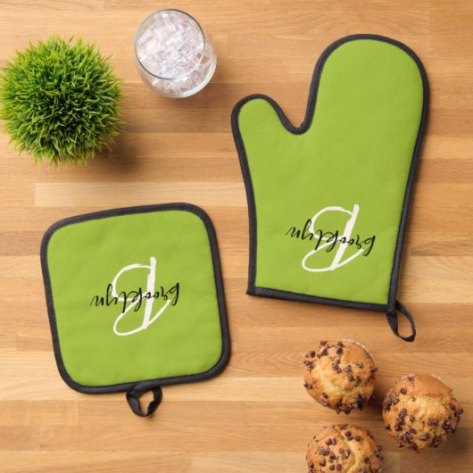 Trendy Lime Groen Zwart Wit Script Monogram Ovenwant & Pannenlap Set (Top down)