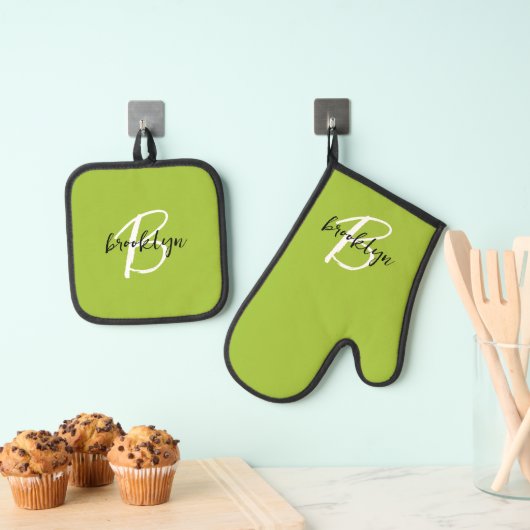 Trendy limoengroen zwart wit script monogram ovenwant & pannenlap set (Insitu(Ophanging))