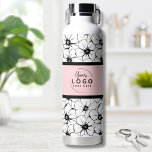 Trendy merk Business Logo Waterfles<br><div class="desc">Leuke en trendy manier om uw bedrijf, merk of ontwerp op maat voor te stellen met dit zwart-witte bloemenpatroonaccent. Personaliseer deze waterfles met uw bedrijf of merk logo, of zelfs een ontwerp van u dat u wilt kenmerken. Verander de blush roze kleur naar alles wat je wilt. Roze Zwart Wit...</div>