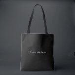 Trendy Minimalist Modern Black Script Name Tote Bag<br><div class="desc">Een eenvoudig, stijlvol aangepaste naamtypografie in een casual scriptlettertype in opvallende zwart-witzwart-wit. Het perfecte punt voor de minimalist. Een op trends afgestemd cadeau of accessoire voor elke gelegenheid. Debra Valencia, een visionair oppervlaktepatroontekenaar, productontwerper en ondernemer met een passie voor wereldreizen, ambachtelijke tradities, pop kunst en mode trends, heeft een Californische...</div>