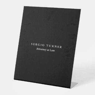Trendy minimalistisch professioneel zwart reclamebord met voetstuk