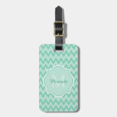 Trendy Mint Green Chevron Zigzag Name en Monogram Bagagelabel (Voorkant verticaal)