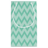 Trendy Mint Green Chevron Zigzag Name en Monogram Klein Cadeauzakje (Achterkant)