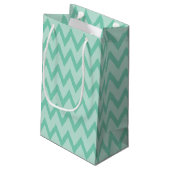 Trendy Mint Green Chevron Zigzag Name en Monogram Klein Cadeauzakje (Achterkant Gekanteld)
