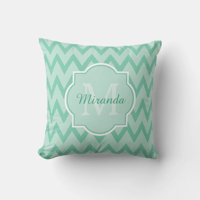Trendy Mint Green Chevron Zigzag Name en Monogram Kussen (Voorkant)