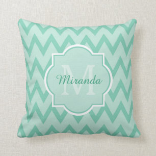 Trendy Mint Green Chevron Zigzag Name en Monogram Kussen