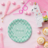 Trendy Mint Green Chevron Zigzag Name en Monogram Papieren Bordje (Feest)