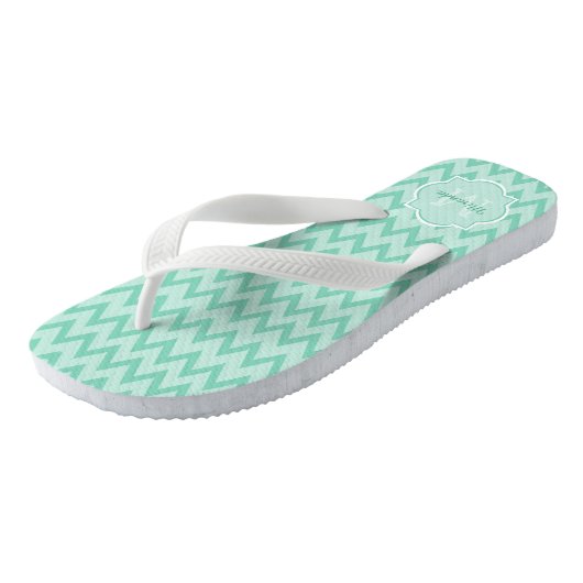 Trendy Mint Green Chevron Zigzag Name en Monogram Teenslippers (Schuin)
