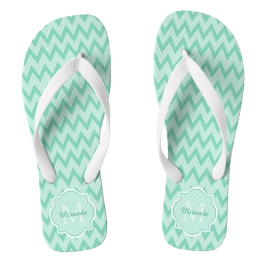 Trendy Mint Green Chevron Zigzag Name en Monogram Teenslippers (Voetbed)