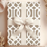 Trendy Mocha Brown Marokkaanse Trellis Patroon Cadeaupapier<br><div class="desc">Chique Mocha Bruin en Wit Marokkaans Trellis Patroon Gift Wrapping Papier. Perfect voor het aanbrengen van die finishing touch op uw geschenken en het is geweldig voor verjaardagen,  kerst,  jubilea of bruiloften! Mooie Preppy Modern Gift Wrapping Paper Design Patterns door Printable .</div>