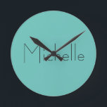 Trendy Modern Elegant Simple Blue Jouw naam Ronde Klok<br><div class="desc">Trendy Modern past professioneel eenvoudig ontwerp aan.</div>