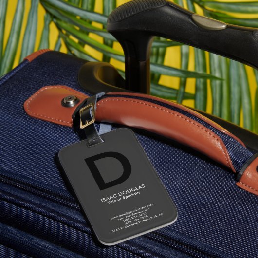 Trendy modern grijs zwart vet monogram bagagelabel (Voorkant Insitu 1)