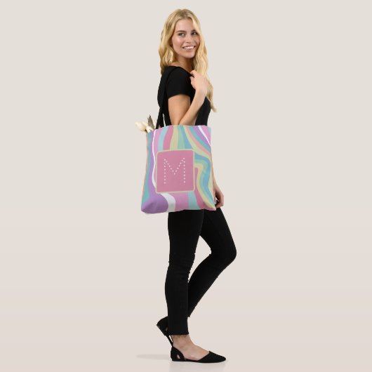Trendy Modern Monogram Retro Patroon Tote Bag (Op model)