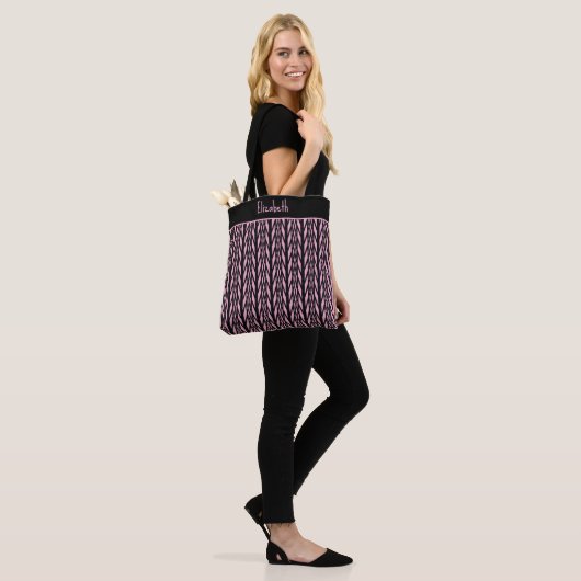 Trendy, modern roze en zwart patroon tote bag (Op model)