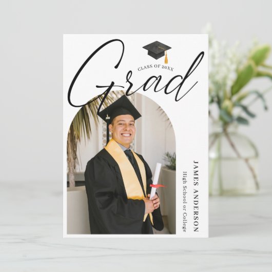 Trendy Modern Script Arch Photo Graduation  Aankondiging (Staand voorkant)
