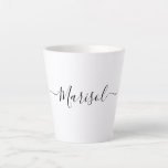 Trendy Modern Script Typografie Naam Latte Mok<br><div class="desc">Altijd populaire trendy script typografie aangepaste naam latte mok met typografische moerassen of bloeien. Stijlvol en eenvoudig typografisch ontwerp.</div>