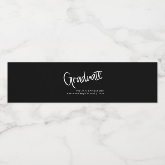 Trendy Modern Script Zwart-wit Afstuderen Waterfles Etiket (Enkel label)