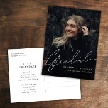 Trendy Modern Simple Script Photo Afstuderen Uitnodiging Briefkaart<br><div class="desc">Dit Moderne Eenvoudige Briefkaart van de Uitnodiging van het Afstuderen van de Foto van het Manuscript van de Foto kenmerkt een volledige groottefoto op de voorzijde met witte tekstbekleding en uw partijdetails op de rug.</div>