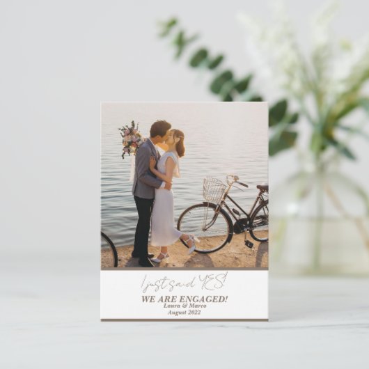 Trendy Modern Trouwfoto Koppel Aankondigingskaart (Staand voorkant)