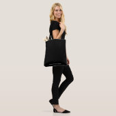 Trendy Modern Zwarte Script Monogram Tote Bag (Op model)