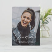 Trendy Moderne Eenvoudige Script Foto Afstudeerfee Kaart (Staand voorkant)