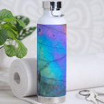 Trendy Moderne Marmeren Steen Kleurrijk Waterfles<br><div class="desc">Prachtige en kleurrijke regenboogkleurige labradoriet stenen foto maakt de perfecte achtergrond voor een eenvoudig en modern ontwerp. Dit is een close-up van een echte natuurlijke labradorietsteen met blauw,  paarse,  roze,  geel en groen. Chique moderne stijlvolle kristallen stenen kleurrijke waterfles</div>