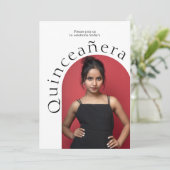 Trendy Moderne minimalistische boogfoto Quinceaner Aankondiging (Staand voorkant)