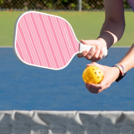 Trendy Moderne Monogram Naam Roze Gestreepte Pickleball Paddle (Insitu)