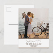 Trendy moderne verlovingscouple foto aankondigingskaart (Voorkant / Achterkant)