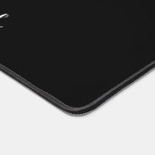 Trendy moderne witte scriptnaam op zwarte bureauma bureaumat (Hoek)