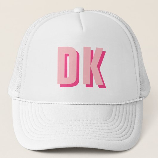 Trendy Monogram Initiaal Bachelorette Wit Roze Trucker Pet (Voorkant)