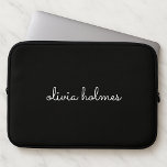 Trendy Monogram | Moderne naam voor zwart script Laptop Sleeve<br><div class="desc">Een eenvoudig,  stijlvol aangepast monogram ontwerp in een informele casual handgeschreven script typografie in opvallend zwart-wit zwart-wit. Het monogram kan gemakkelijk worden gepersonaliseerd om een ontwerp zo uniek te maken zoals u bent! De perfecte trendy op maat gesneden gave of accessoire voor elke gelegenheid.</div>