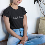 Trendy Monogram | Moderne naam voor zwart script T-shirt<br><div class="desc">Een eenvoudig,  stijlvol aangepast monogram ontwerp in een informele casual handgeschreven script typografie in opvallend zwart-wit zwart-wit. Het monogram kan gemakkelijk worden gepersonaliseerd om een ontwerp zo uniek te maken zoals u bent! De perfecte trendy op maat gesneden gave of accessoire voor elke gelegenheid.</div>