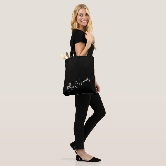 Trendy Monogram Wit Script Naam Modern Zwart Tote Bag (Op model)