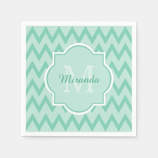 Trendy Muntgroene Chevron Zigzag Naam en Monogram Servetten (Voorkant)