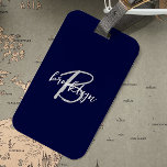 Trendy Navy Blauw Grijs Wit Script Monogram Bagagelabel<br><div class="desc">Dit elegante gepersonaliseerde bagagelabel heeft een monogram en een voornaam in een grijs-wit script op een marineblauwe achtergrond.</div>
