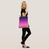 Trendy neon roze paarse en licht oranje gradiënt tote bag (Op model)