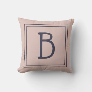 Trendy omlijnd monogram zacht roze en donkerblauw kussen
