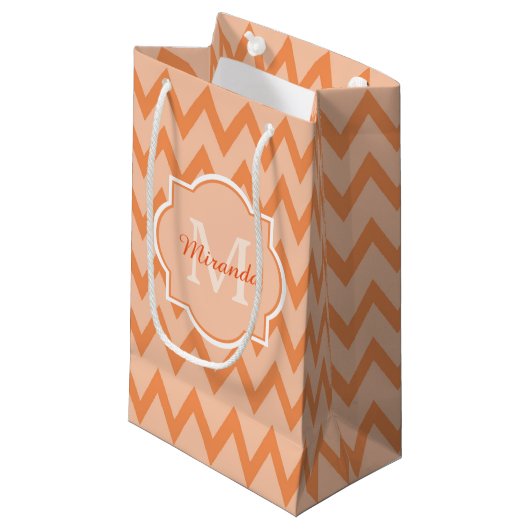 Trendy Oranje Chevron Zigzag Name en Monogram Klein Cadeauzakje (Voorkant Gekanteld)