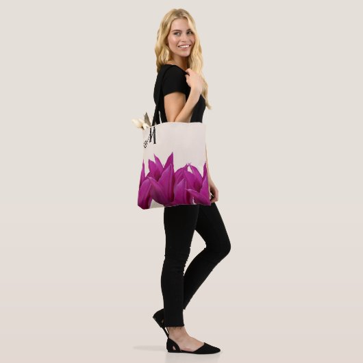Trendy paarse bloemen op gouden zomerstrand tote bag (Op model)